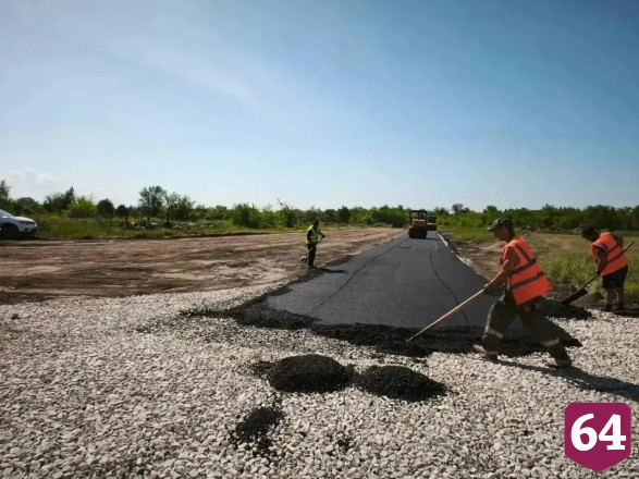 На кладбище в Энгельсе асфальтируют дороги